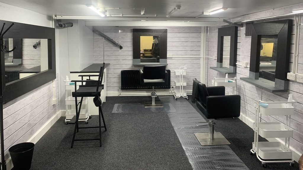 modern manchester beauty room to rent