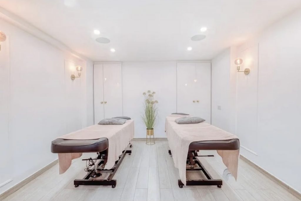 Massage room for rent in a wellness patch, designed for holistic treatments and relaxation